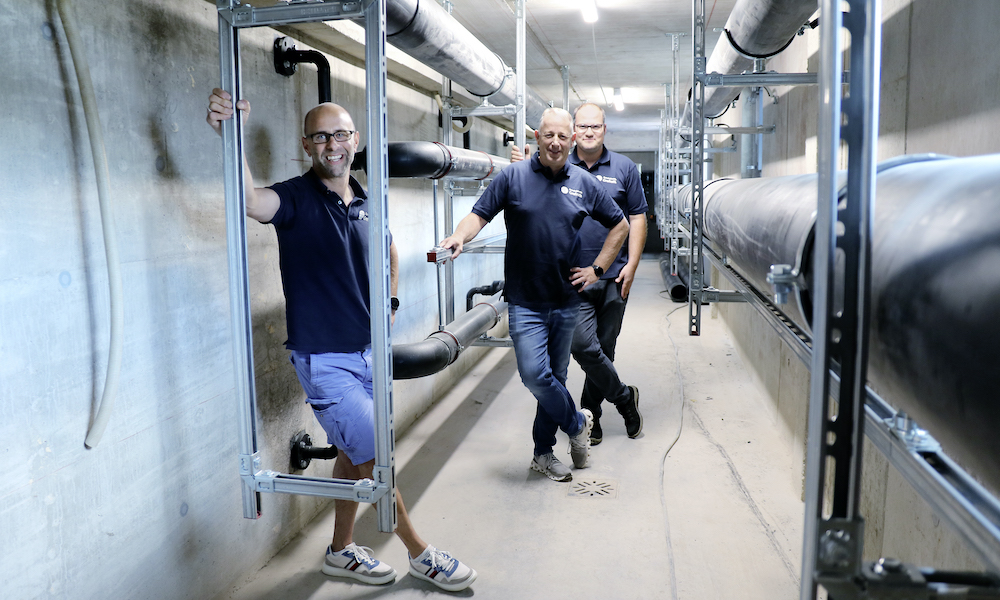 Daniel Lohmöller, Frank Strucken und Carsten Langels (v. l.) treffen sich regelmäßig im Schwimmbad, schauen sich den Fortschritt an und besprechen vor allem die handwerklichen und bautechnischen Arbeiten, die wir als Gemeindewerke in Eigenleistung erbringen.