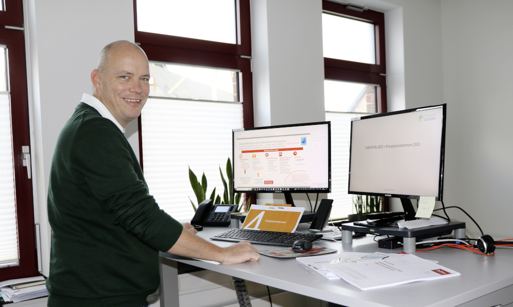 Thomas Graw, Teamleiter des Kundencenters bei den Gemeindewerken Grefrath, an seinem Schreibtisch stehend.