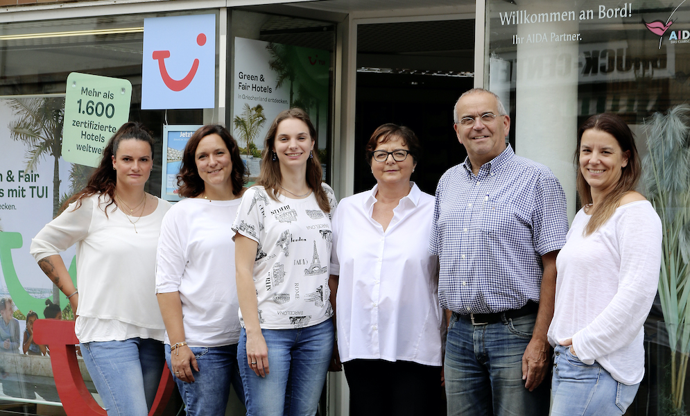 Das Team des Reisebüros Grefrath freut sich auf Sie: (v.l.) Michelle Wolff, Stephanie Ick, Daria Schulz, Andrea Weegen, Joop Heggers und Nina Schmidt.