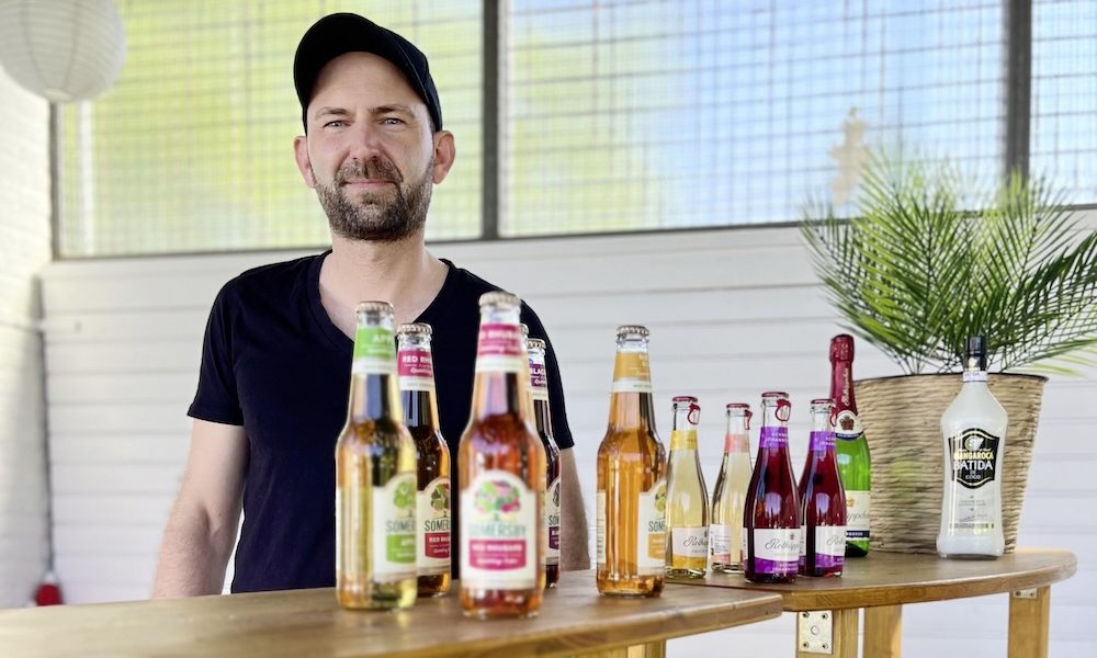 Betreiber Stefan Peters hinter der Bar im Freibad an der Dorenburg